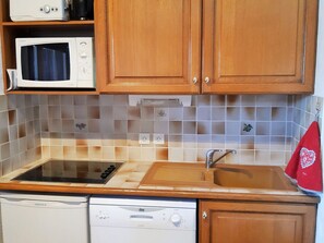 Réfrigérateur, micro-ondes, plaque de cuisson, lave-vaisselle