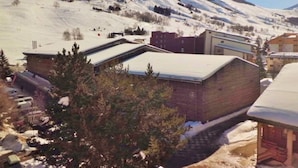 Un paisaje montañoso nevado con edificios.