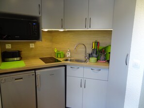 Kjøleskap, mikrobølgeovn, kokeplater og oppvaskmaskin