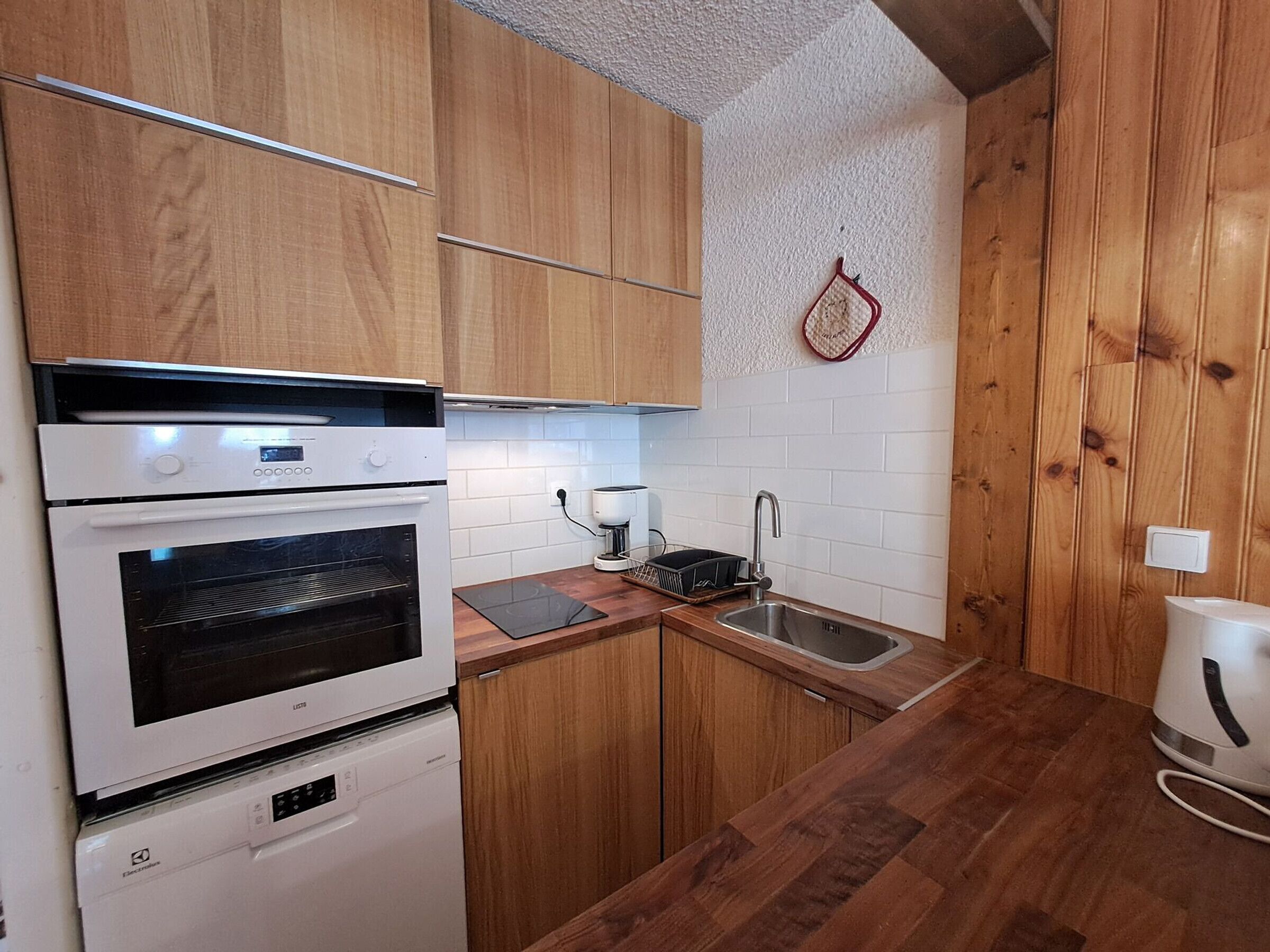 Kühlschrank, Mikrowelle, Ofen, Geschirrspüler