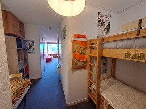 A child's room with bunk beds, a bookshelf, and a poster on the wall. - Cozy studio at the foot of the slopes, sleeps 4, mountain view (Les Deux Alpes)