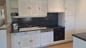 Coffee/tea maker, fridge, microwave, oven