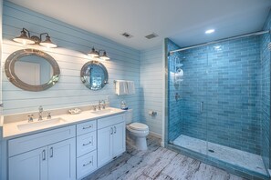Een douche, een haardroger, handdoeken