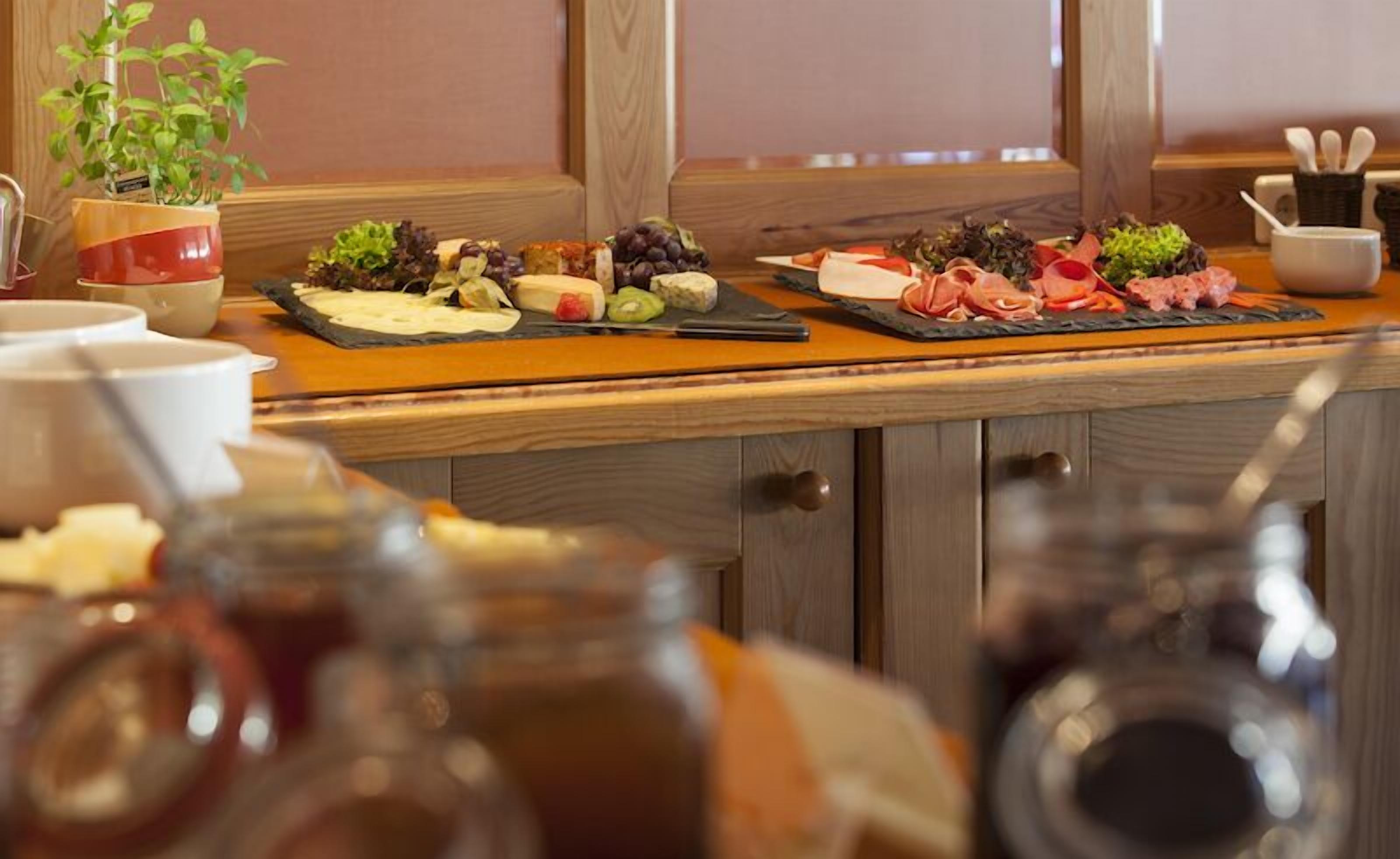Buffet breakfast on weekdays (EUR 18.00 per person)