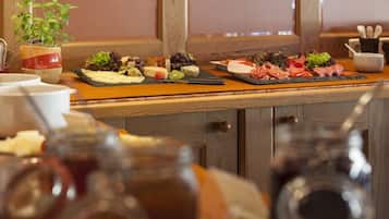 Frukostbuffé på vardagar (EUR 18.00 per person)