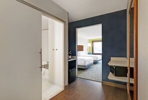 Rom – standard, 2 queensize-senger, tilpasset bevegelseshemmede (Accessible Tub) | Skrivebord, skrivebord for bærbar PC og strykejern/-brett