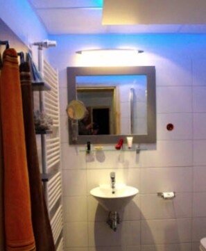 Apartment, 1 Bedroom | Bathroom | Shower, towels - Ferienwohnung Sonneneck (Wernigerode)