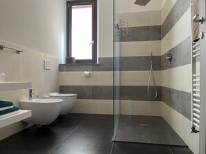 Badewanne, Haartrockner, Bidet, Handtücher