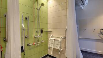 Standard Double Room, Roll-in Shower | Bathroom