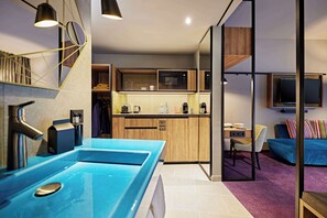 Shower, rainfall showerhead, free toiletries, hair dryer