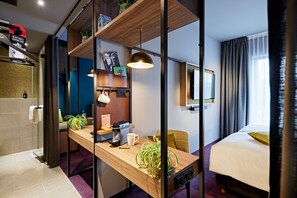 Standard Double Room | Living area | 43-inch flat-screen TV with digital channels, TV, Netflix