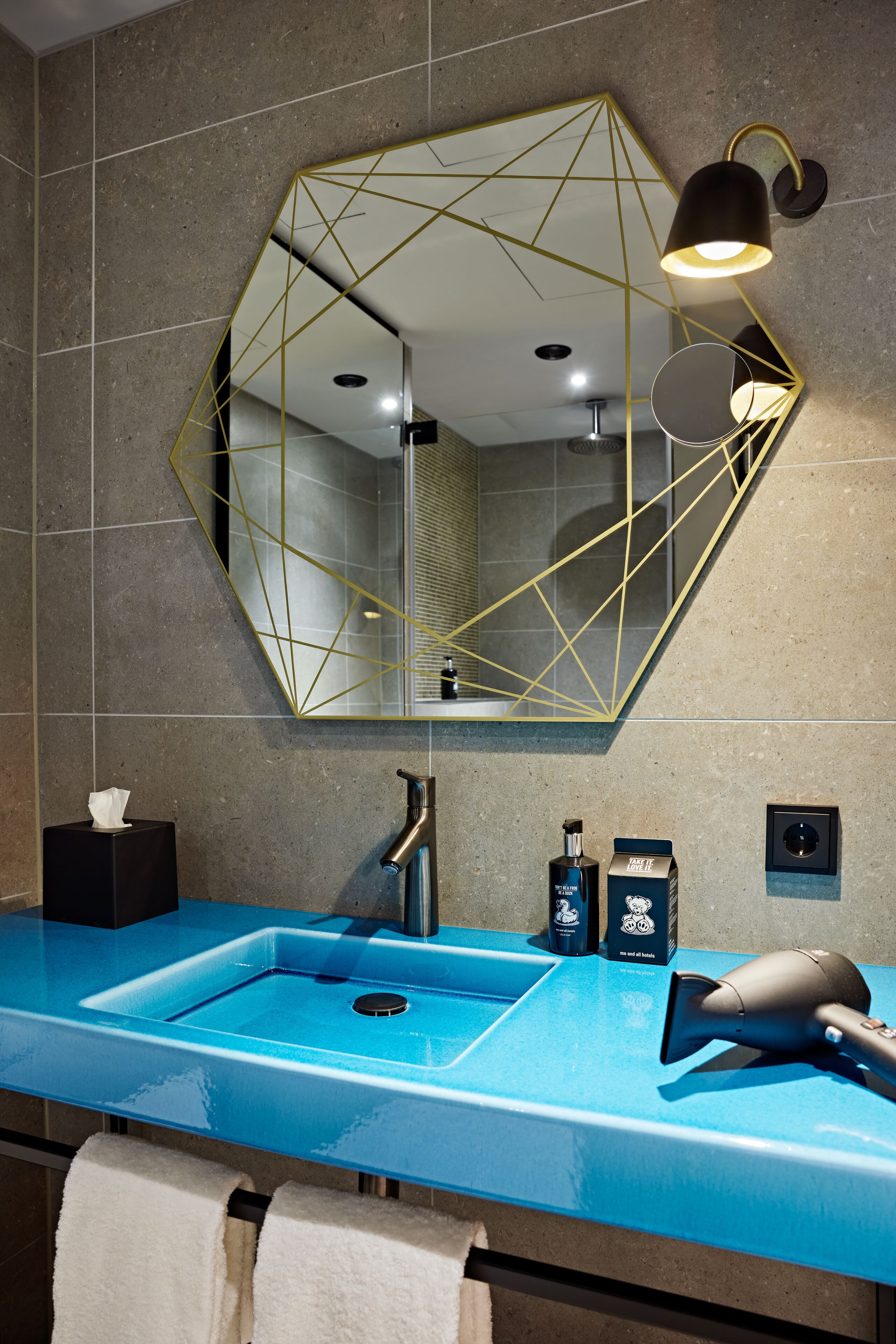 Shower, rainfall showerhead, free toiletries, hair dryer