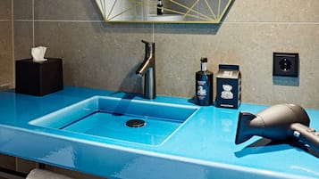 Dusj, regndusjhode, toalettartikler (inkludert) og hÄrfÞner