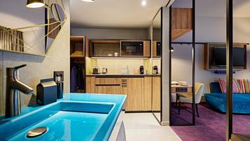Shower, rainfall showerhead, free toiletries, hair dryer