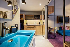 Shower, rainfall showerhead, free toiletries, hair dryer