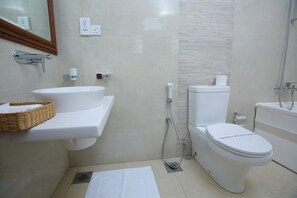 Bồn tắm ngâm, vòi sen phun mưa, đồ dùng nhà tắm được thiết kế riêng
