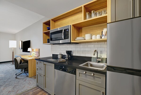 In-room safe, desk, laptop workspace, blackout drapes - Candlewood Suites Kingston West by IHG (Kingston)