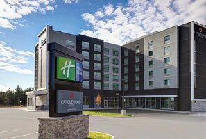 Een hotel met een modern ontwerp, met een Holiday Inn Express bord, een Candlewood Suites bord, en een Holiday Inn Express Express bord.