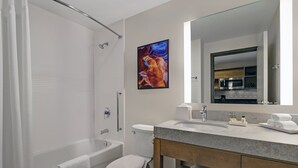 Ein modernes Badezimmer mit Badewanne, Toilette und Waschbecken.