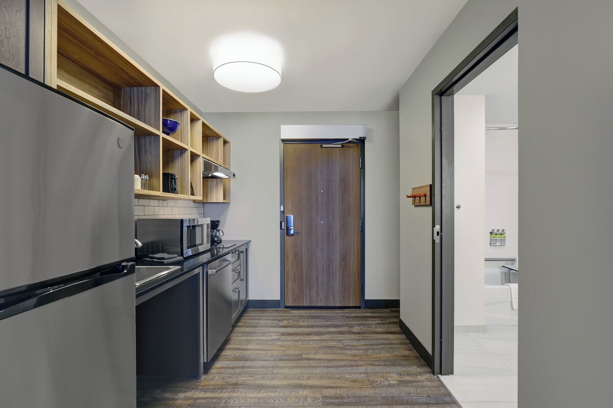 Suite estudio, 2 camas de matrimonio, accesible en silla de ruedas (Accessible Tub) | Caja fuerte, escritorio, espacio para trabajar con un portátil
