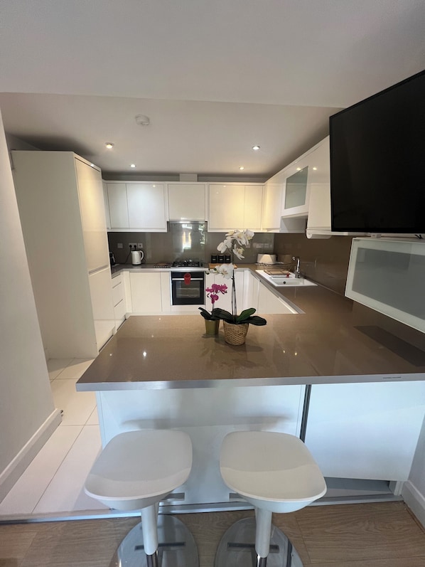 Fridge, microwave, oven, stovetop