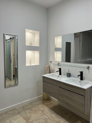 Douche, baignoire Ă jets, serviettes fournies, savon