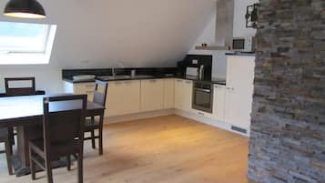 Frigorífico, microondas, horno y placa de cocina