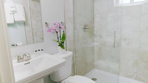 Sèche-cheveux, serviettes fournies