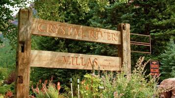 A wooden sign for Crystal River Villas advertising nightly and weekly rentals.