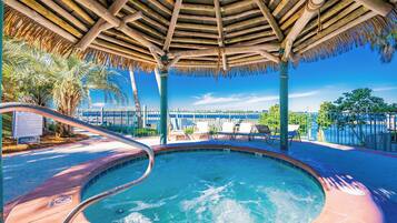 Banyera d'hidromassatge a l'aire lliure