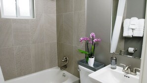 Sèche-cheveux, serviettes fournies