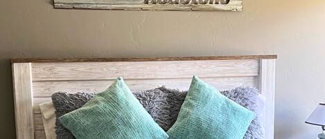 1 slaapkamer, een strijkplank/strijkijzer, beddengoed