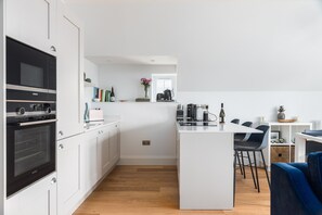 Horno, tostadora y periquera