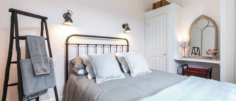 1 slaapkamer, een strijkplank/strijkijzer, wifi, beddengoed