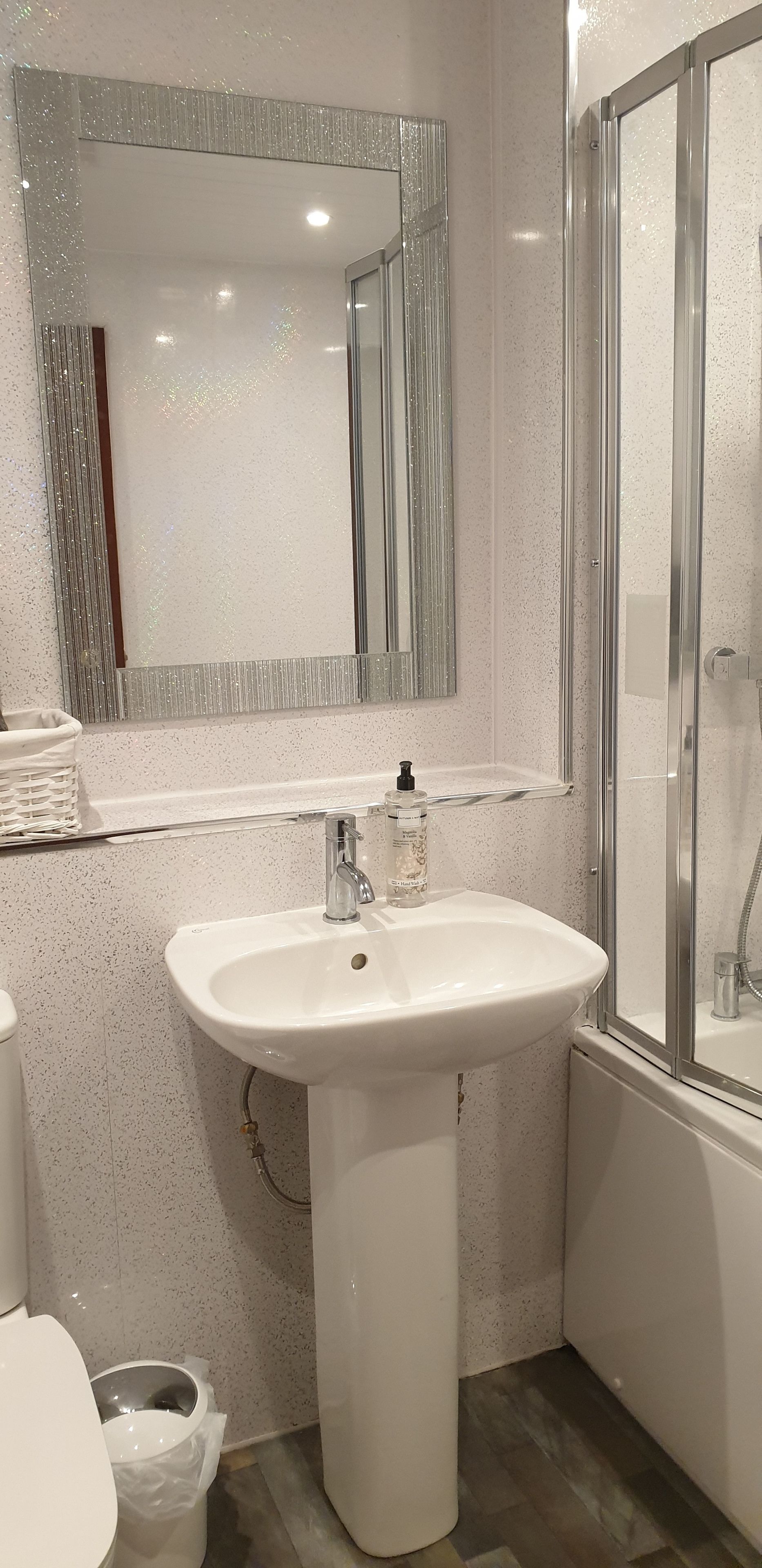 Apartment, 1 Bedroom | Bathroom | Combined shower/bathtub, deep-soaking bathtub, towels