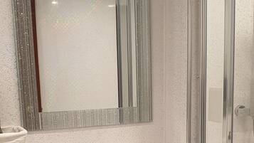 Apartment, 1 Bedroom | Bathroom | Combined shower/bathtub, deep-soaking bathtub, towels