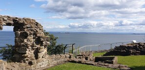 A stone ruin with a view of the sea and ships in the distance. - Beach Apartment - Kirkcaldy (Kirkcaldy)
