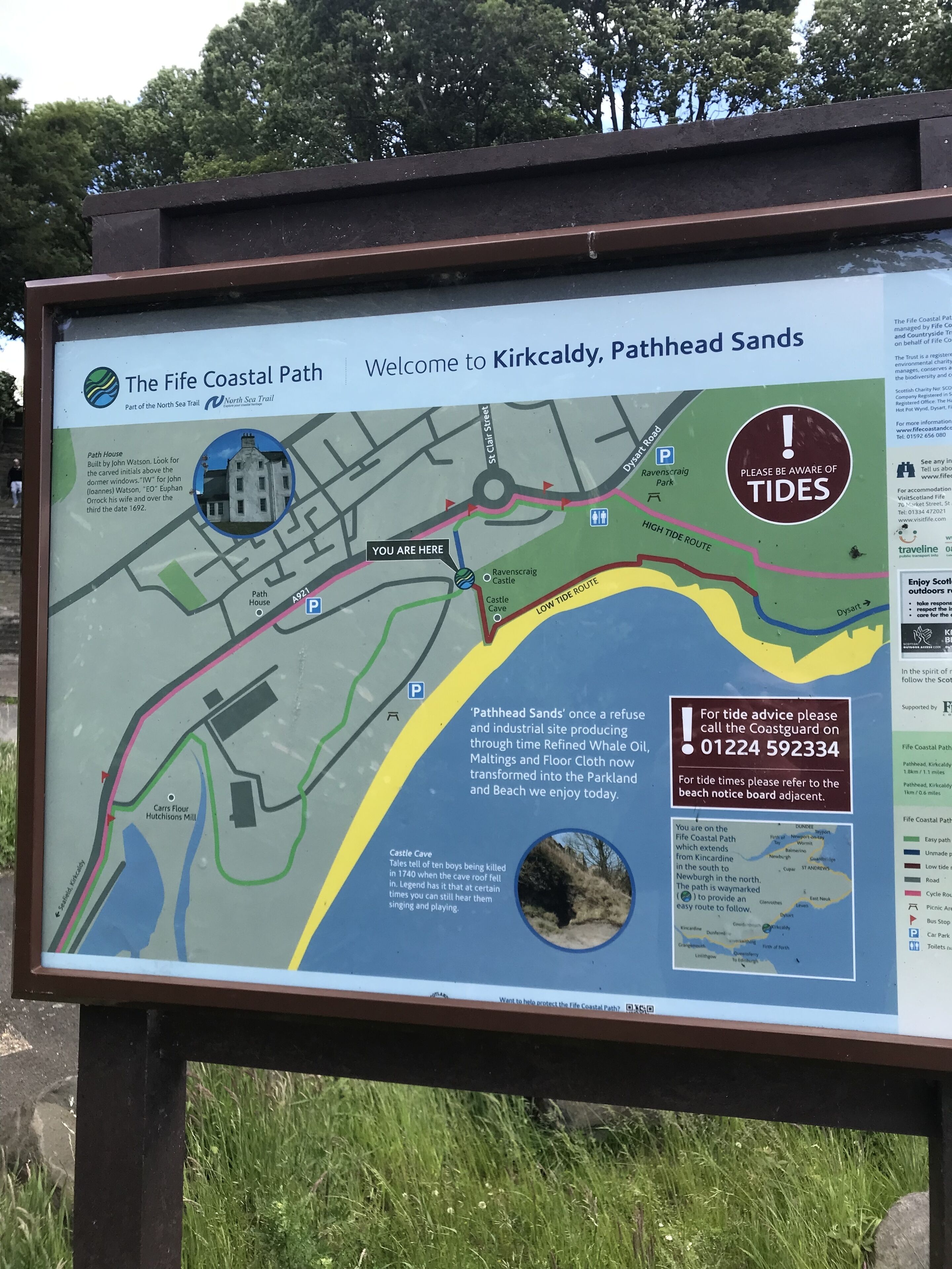 Un mapa del Sendero Costero de Fife que muestra lugares de interés como el Castillo Ravenscraig y la Cueva del Castillo.
