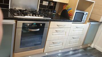 Apartment, 1 Bedroom | Private kitchen | Fridge, microwave, oven, stovetop