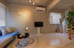 Chambre | Aire de séjour | Téléviseur