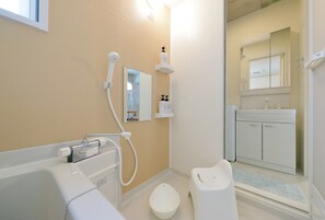 Chambre | Salle de bain | Ensemble baignoire-douche, séchoir à cheveux, serviettes fournies