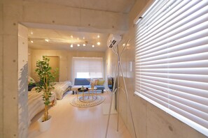 Kamer | Een strijkplank/strijkijzer, beddengoed