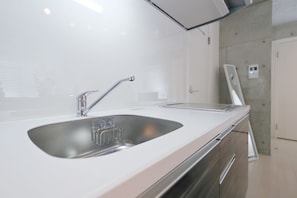 Geladeira, micro-ondas, cooktop, chaleira elétrica