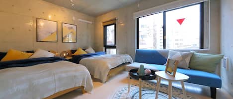 Tabla de planchar con plancha y ropa de cama