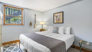 2 bedrooms, travel crib, free WiFi, bed sheets