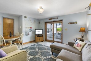 Smart TV - Water's Edge Greets You-Ground-Level Suite-Dog Friendly-Free Tickets-Cmty HotTub! (Hollister)
