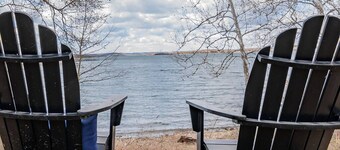 Ground-Level Waterside Suite, Pet Friendly, Community Hot Tub, Free Tickets