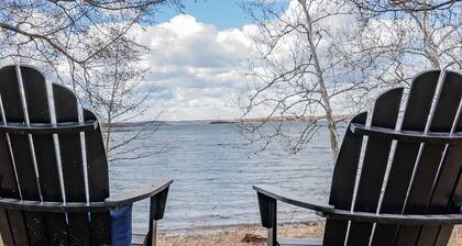 Ground-Level Waterside Suite, Pet Friendly, Community Hot Tub, Free Tickets