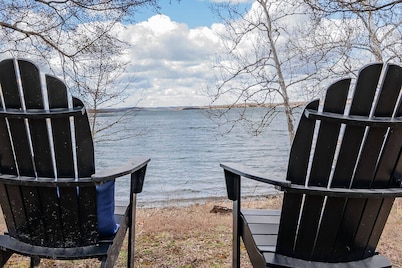 Ground-Level Waterside Suite, Pet Friendly, Community Hot Tub, Free Tickets