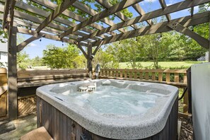 Outdoor spa tub - Water's Edge Greets You-Ground-Level Suite-Dog Friendly-Free Tickets-Cmty HotTub! (Hollister)